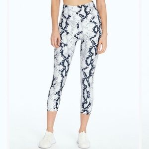 22” Black Snake Compression Capri Leggings, M